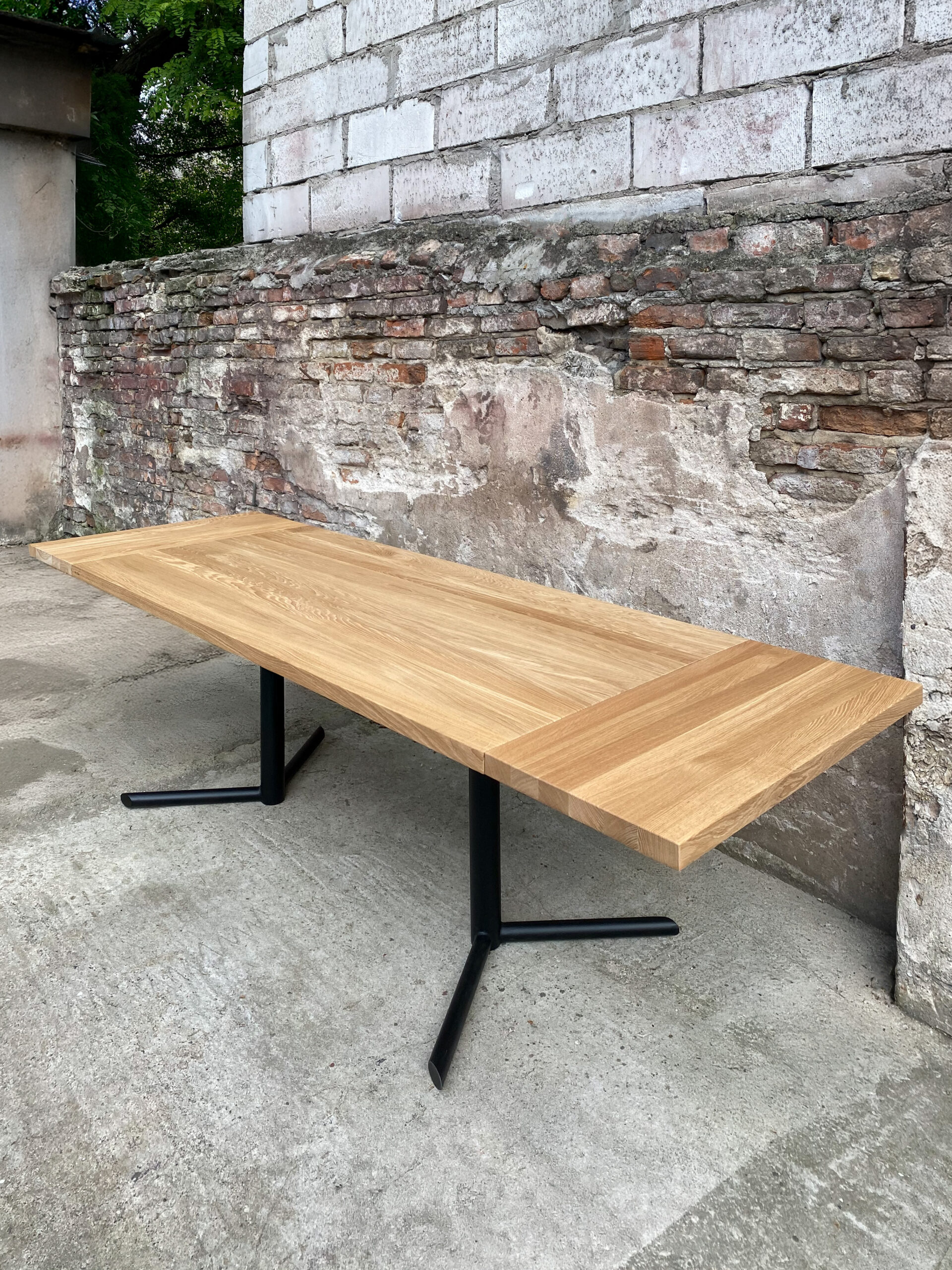 Stół drewniany rozkładany – funkcjonalne rozwiązanie.