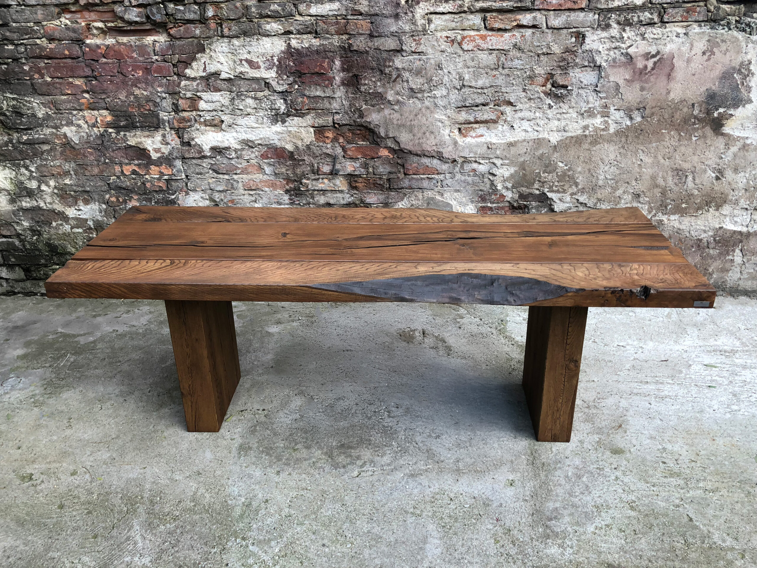 Stół drewniany rustykalny – naturalny i solidny.