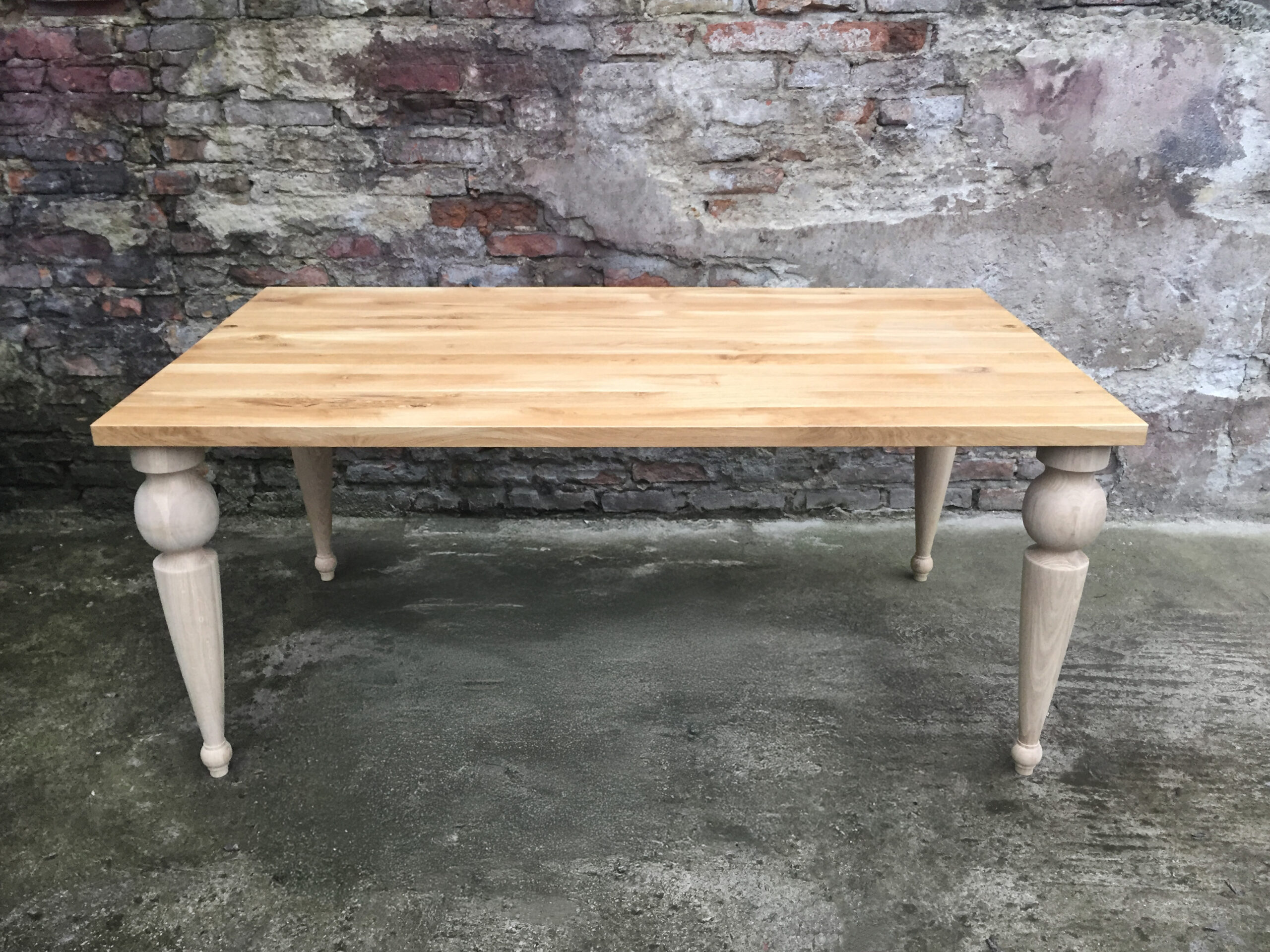 Stół drewniany – klasyczne i nowoczesne wnętrza.