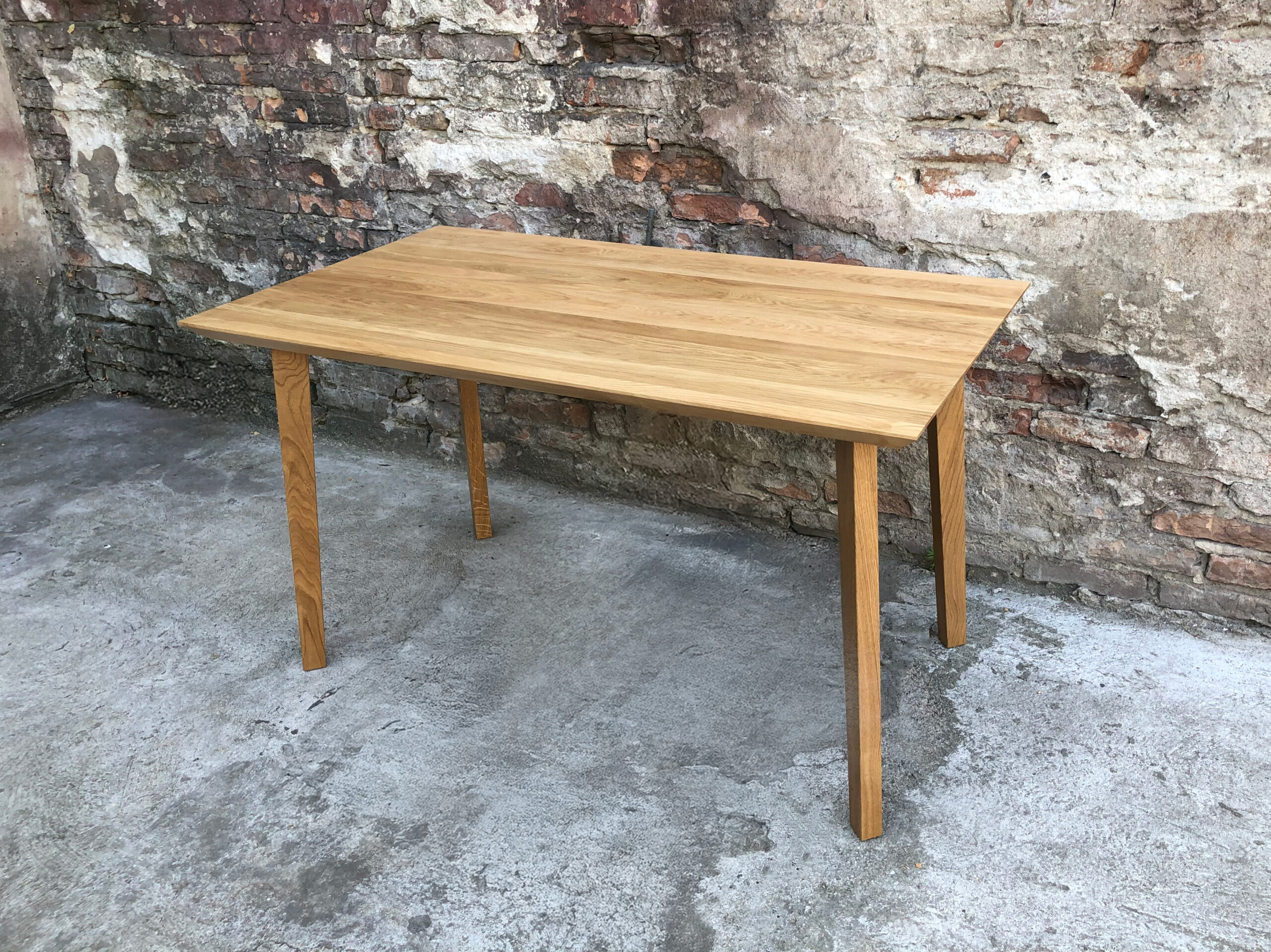 Stół drewniany skandynawski – jasne drewno i prostota.