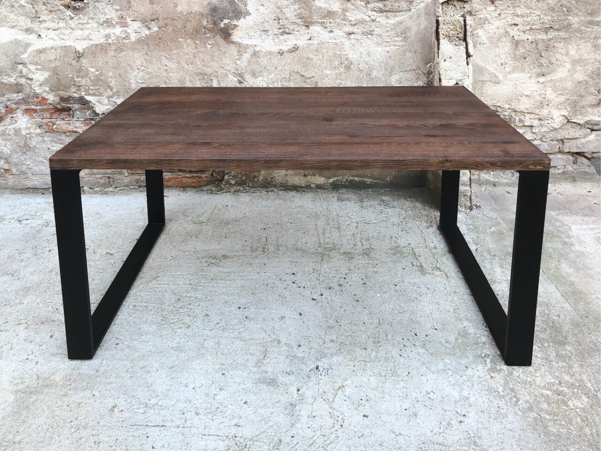Stół drewniany z metalem – styl industrialny.