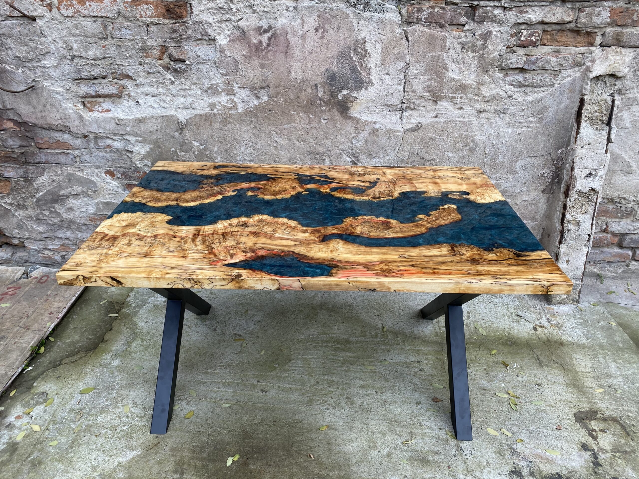 Stół drewniany z żywicą – nowoczesny design