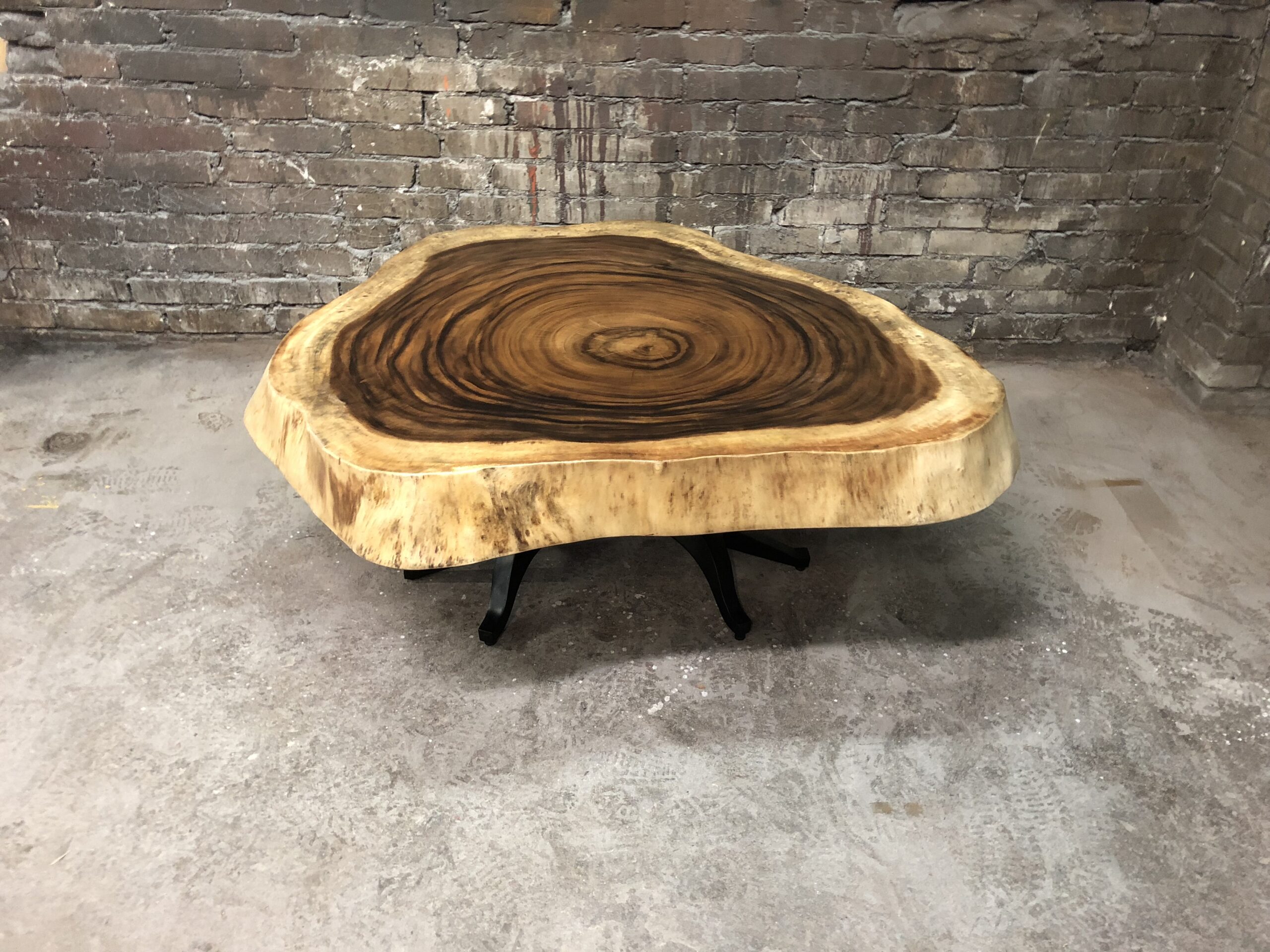 Stół z drewna egzotycznego – naturalne piękno.