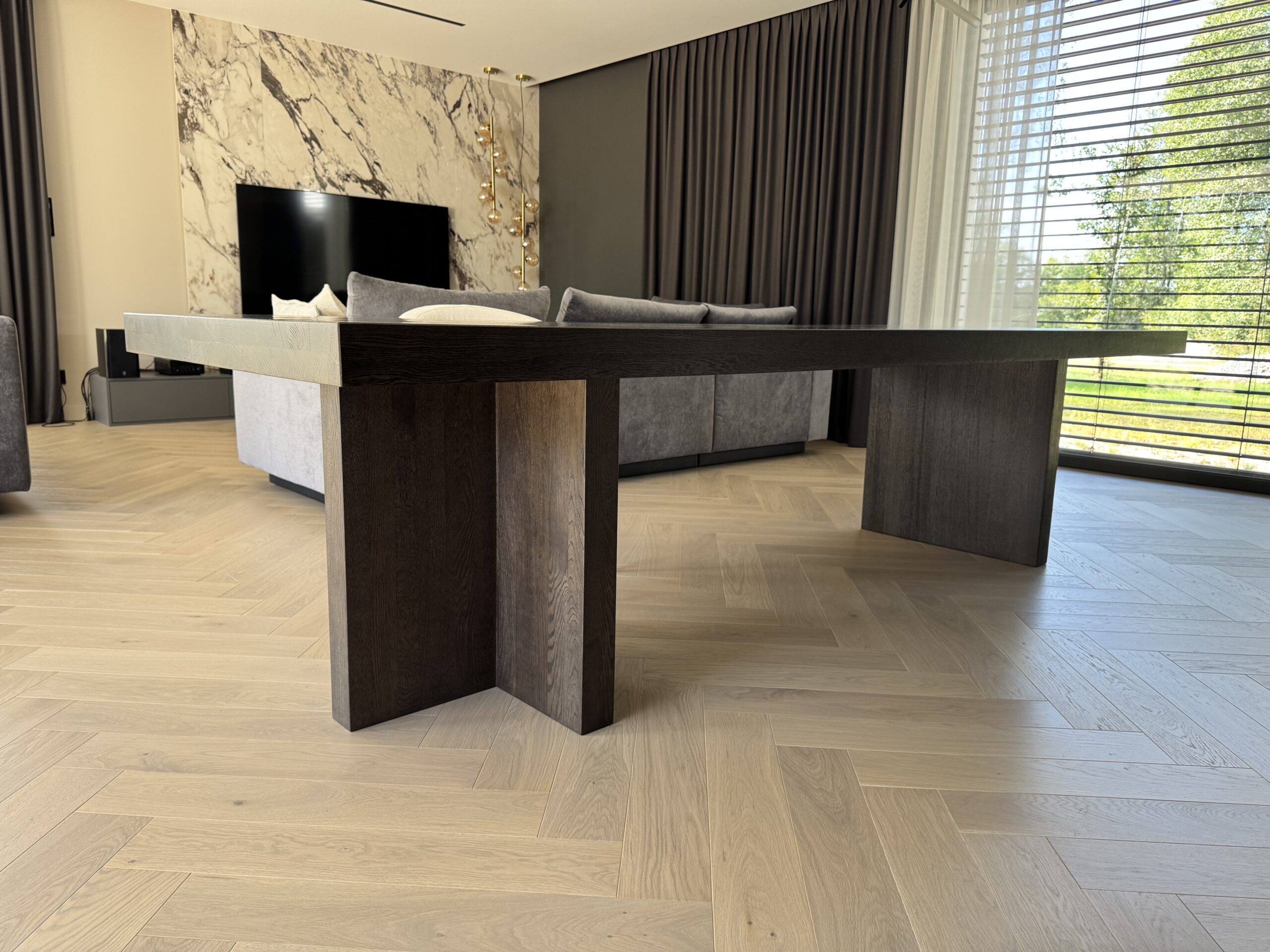 Nowoczesny stół dębowy z litego drewna – solidny i elegancki.