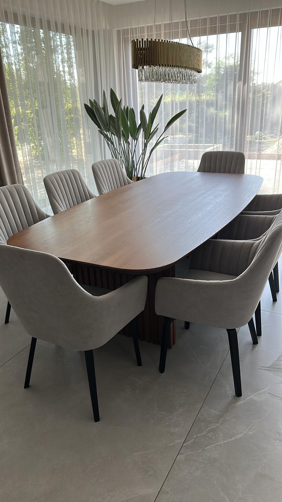 Nowoczesny stół owalny z litego drewna – elegancja i funkcjonalność.