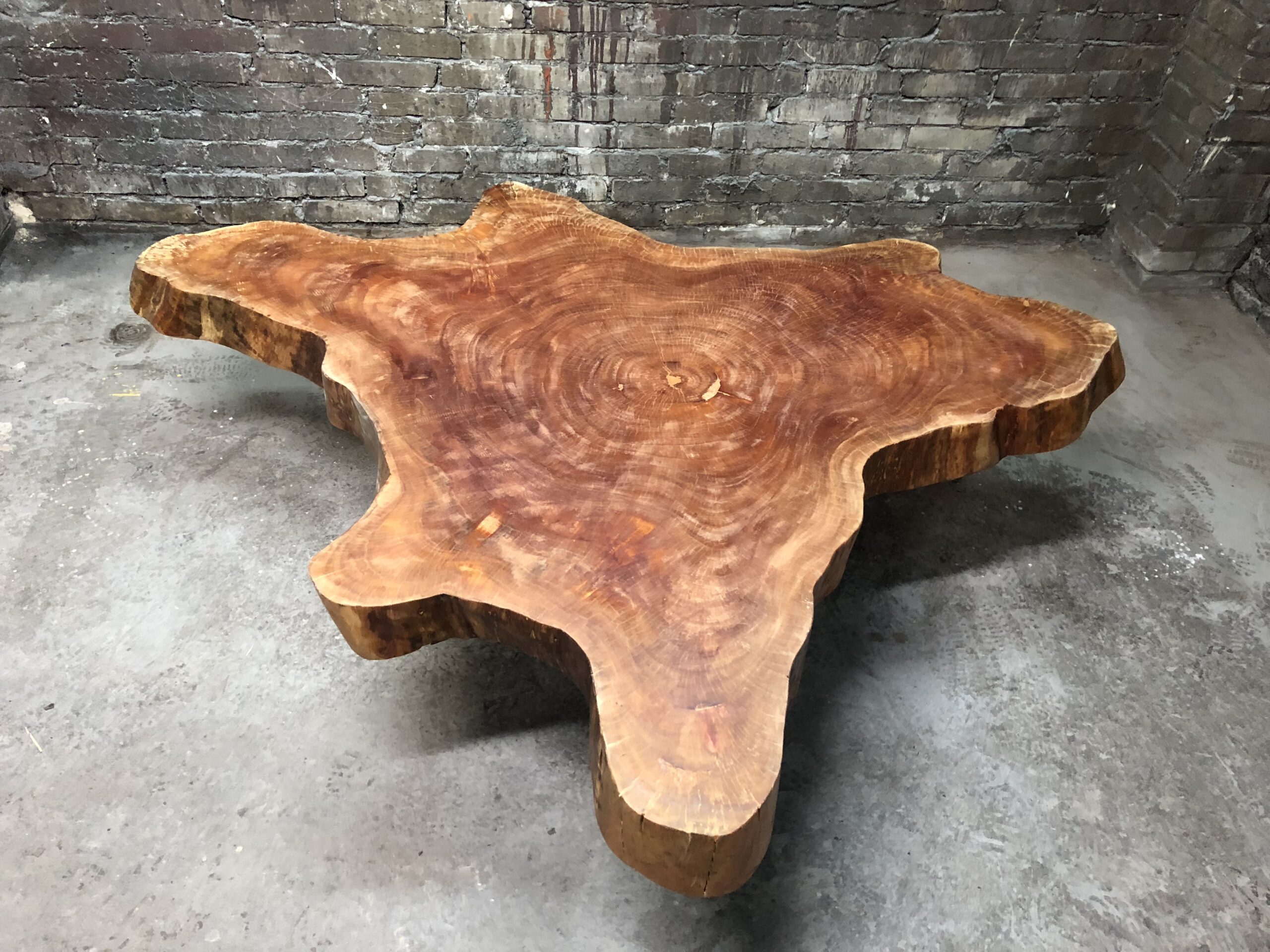 Stolik z drewna egzotycznego – unikalne usłojenie.