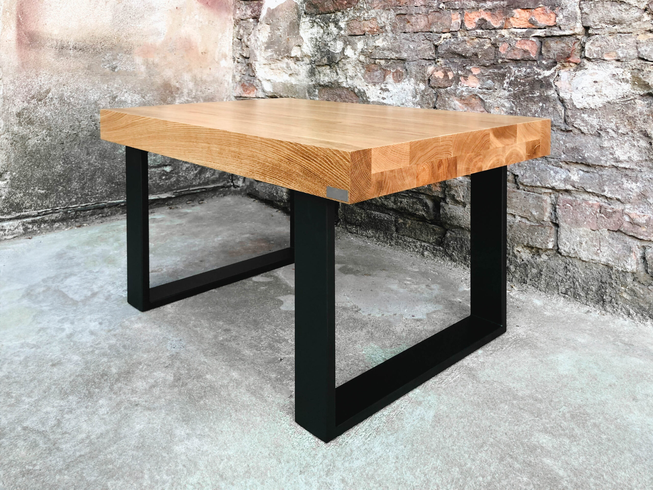 Stolik kawowy dębowy – elegancki i trwały