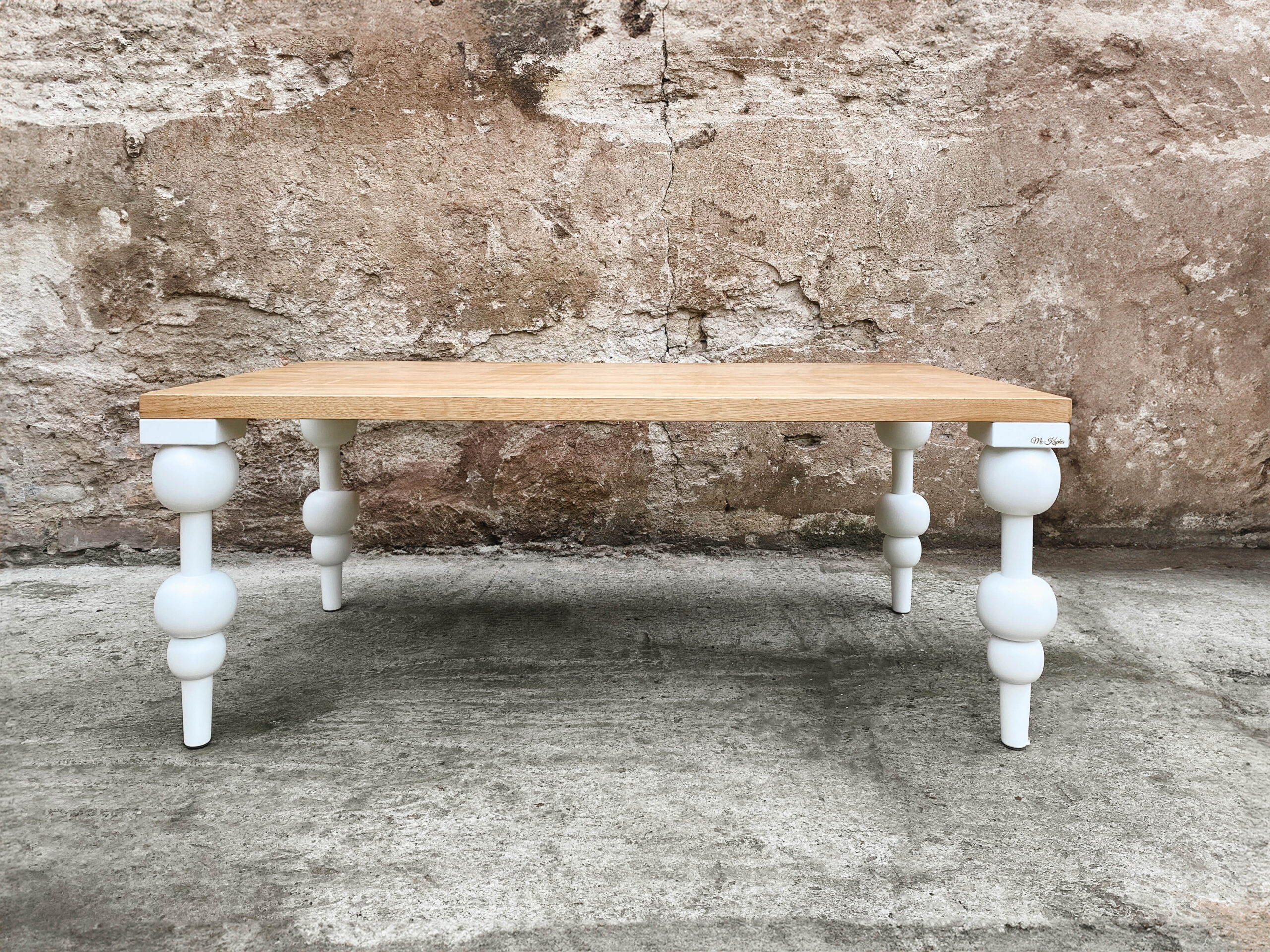 Klasyczny stolik kawowy drewniany do salonu