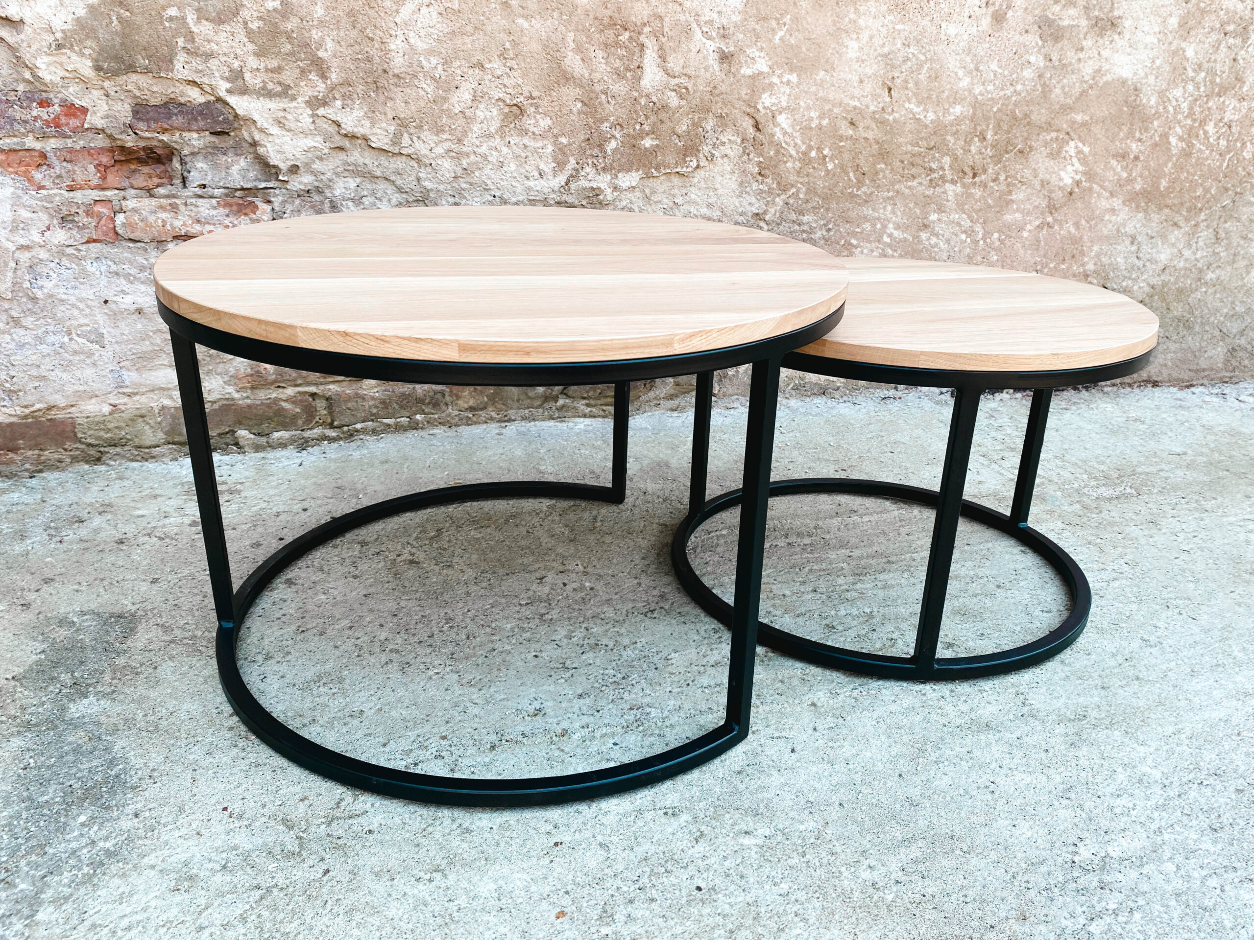 Loftowy stolik kawowy drewniany w industrialnym stylu.