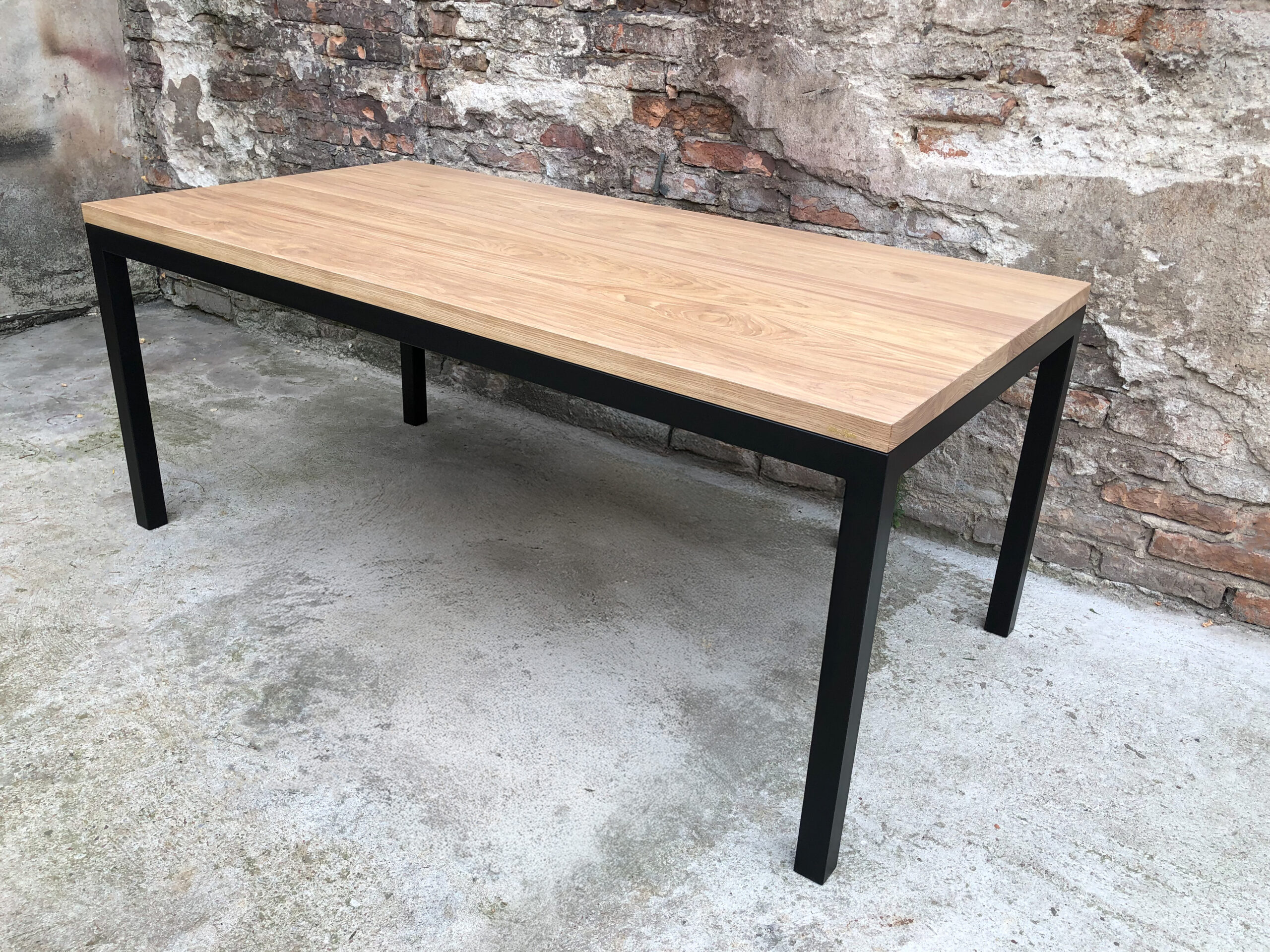 Stoły drewniane z litego drewna – elegancja i trwałość