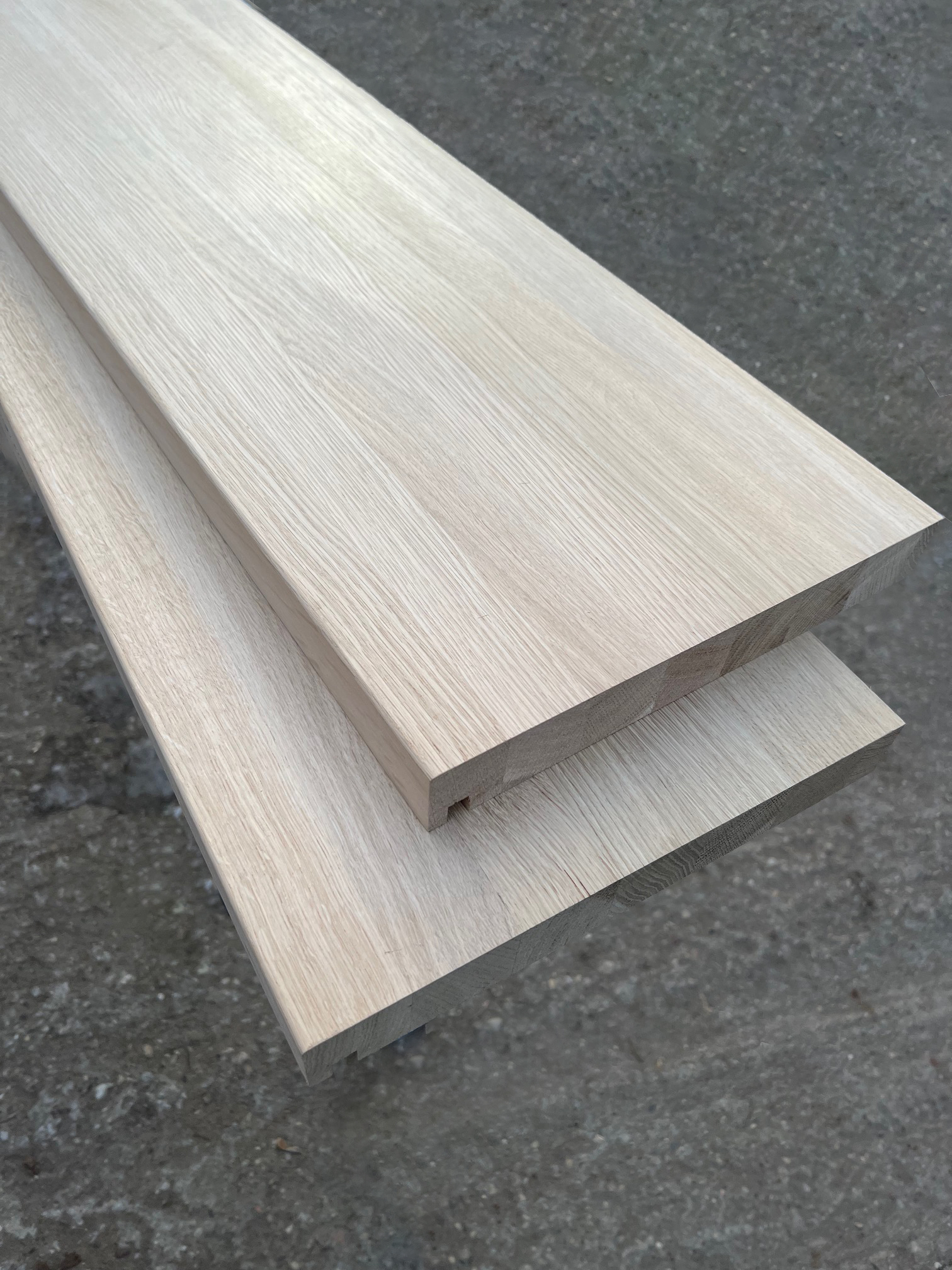 Stopień drewniany dębowy – trwałe i eleganckie drewno.