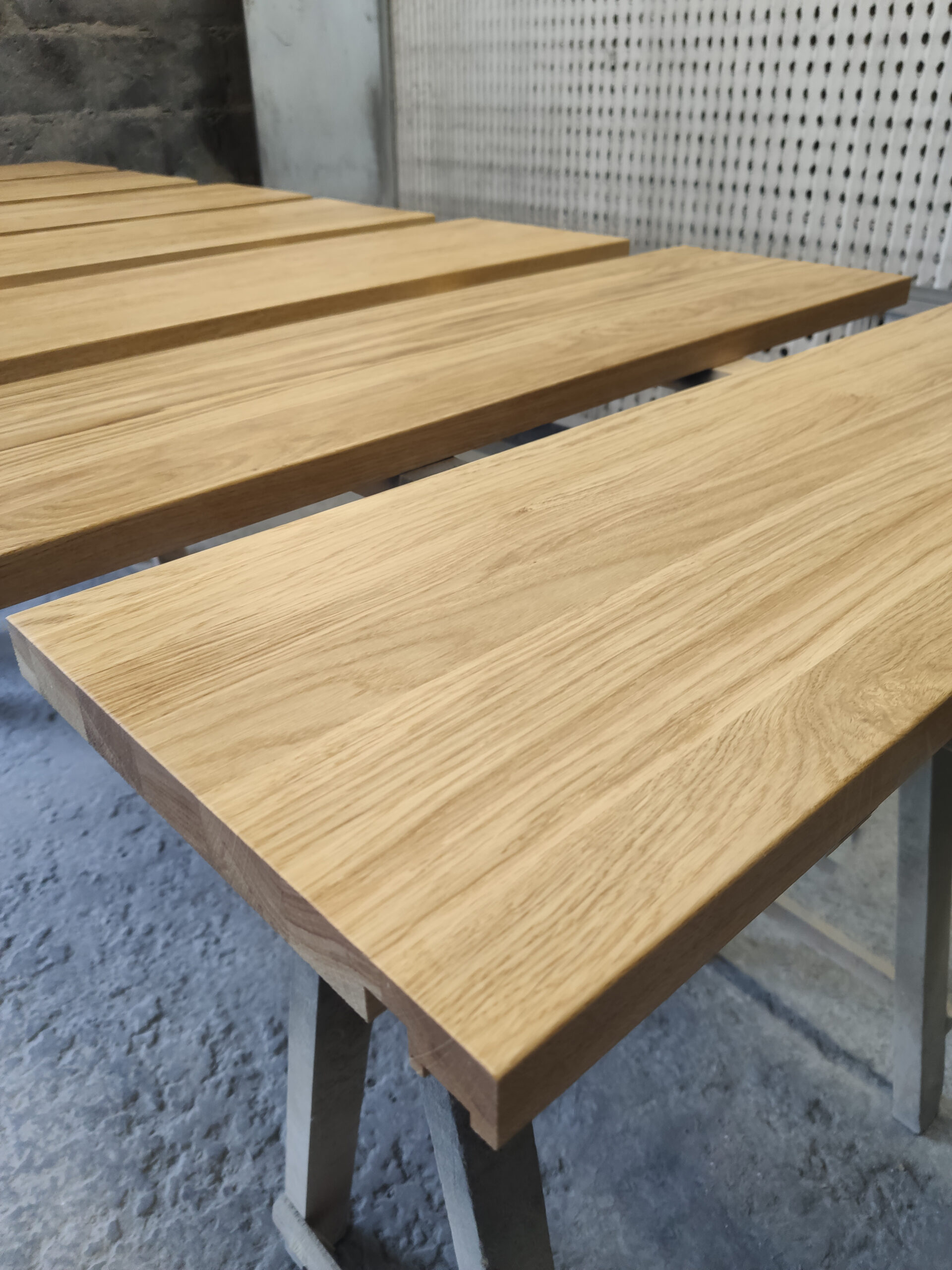 Stopień zabiegowy dębowy – trwałe lite drewno.