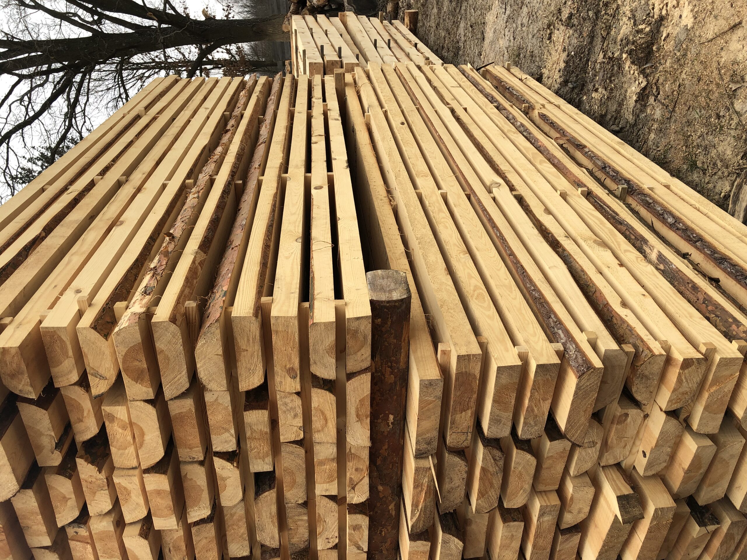 Kantówka dębowa do schodów – element konstrukcyjny.