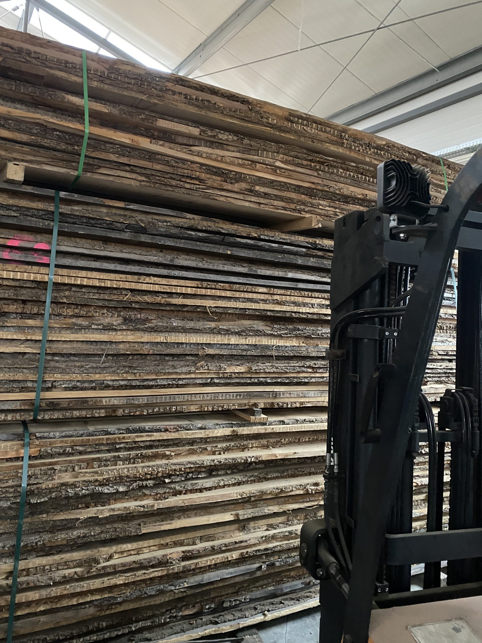 Tarcica jesionowa obrzynana – gładkie i wyselekcjonowane drewno.