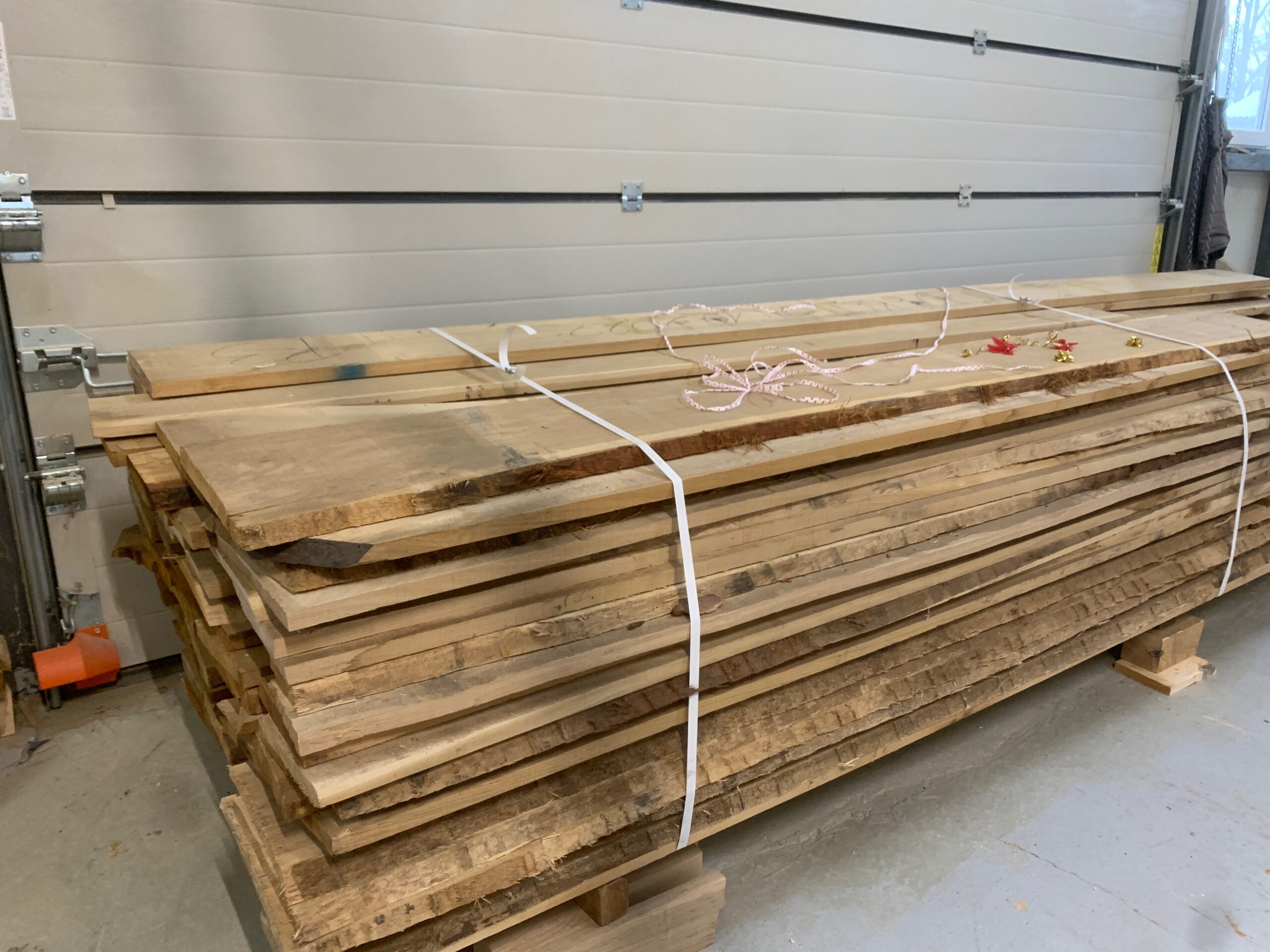 Tarcica dębowa nieobrzynana – lite drewno.