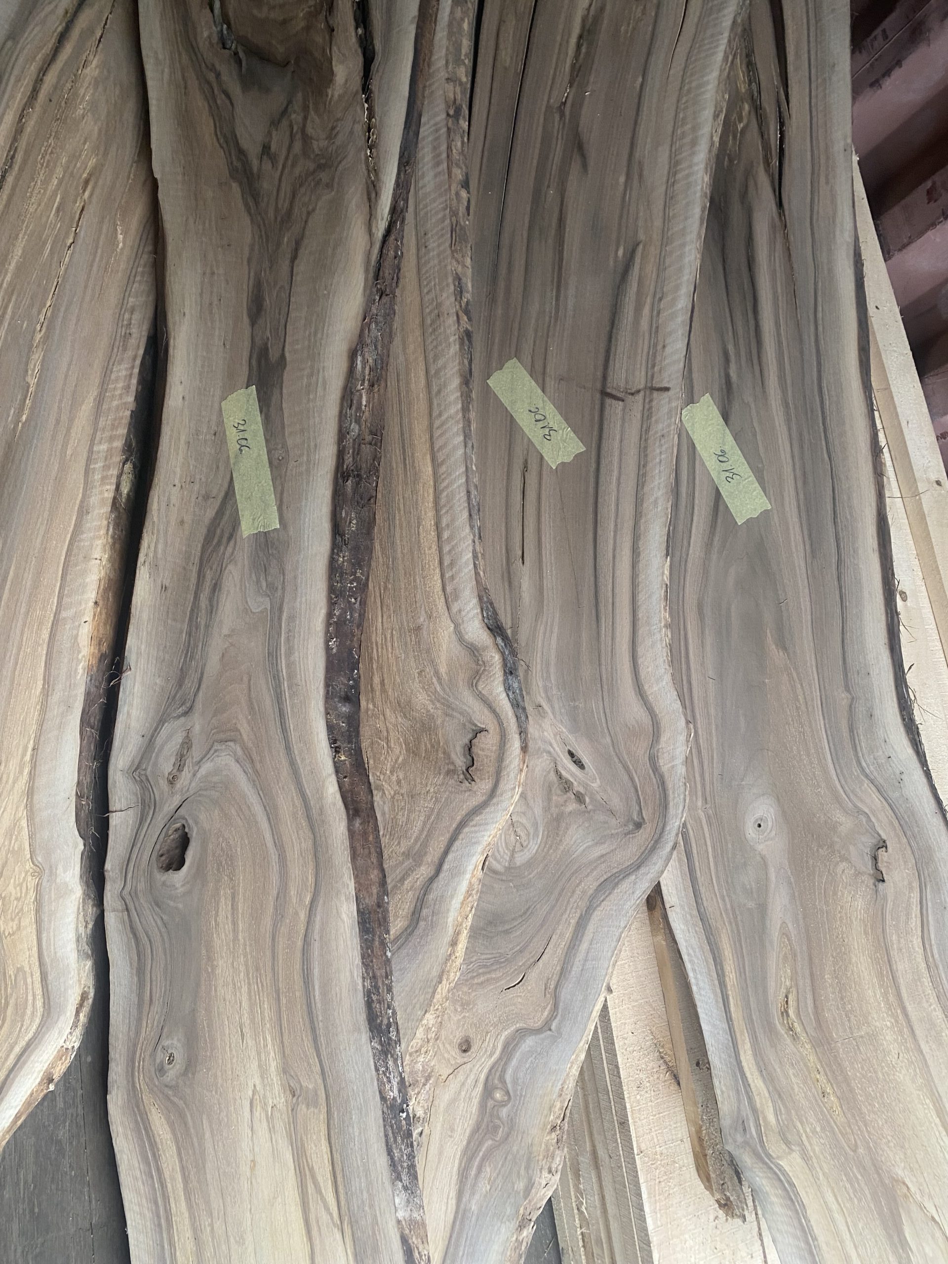 Tarcica orzech sucha – ciemne drewno premium.