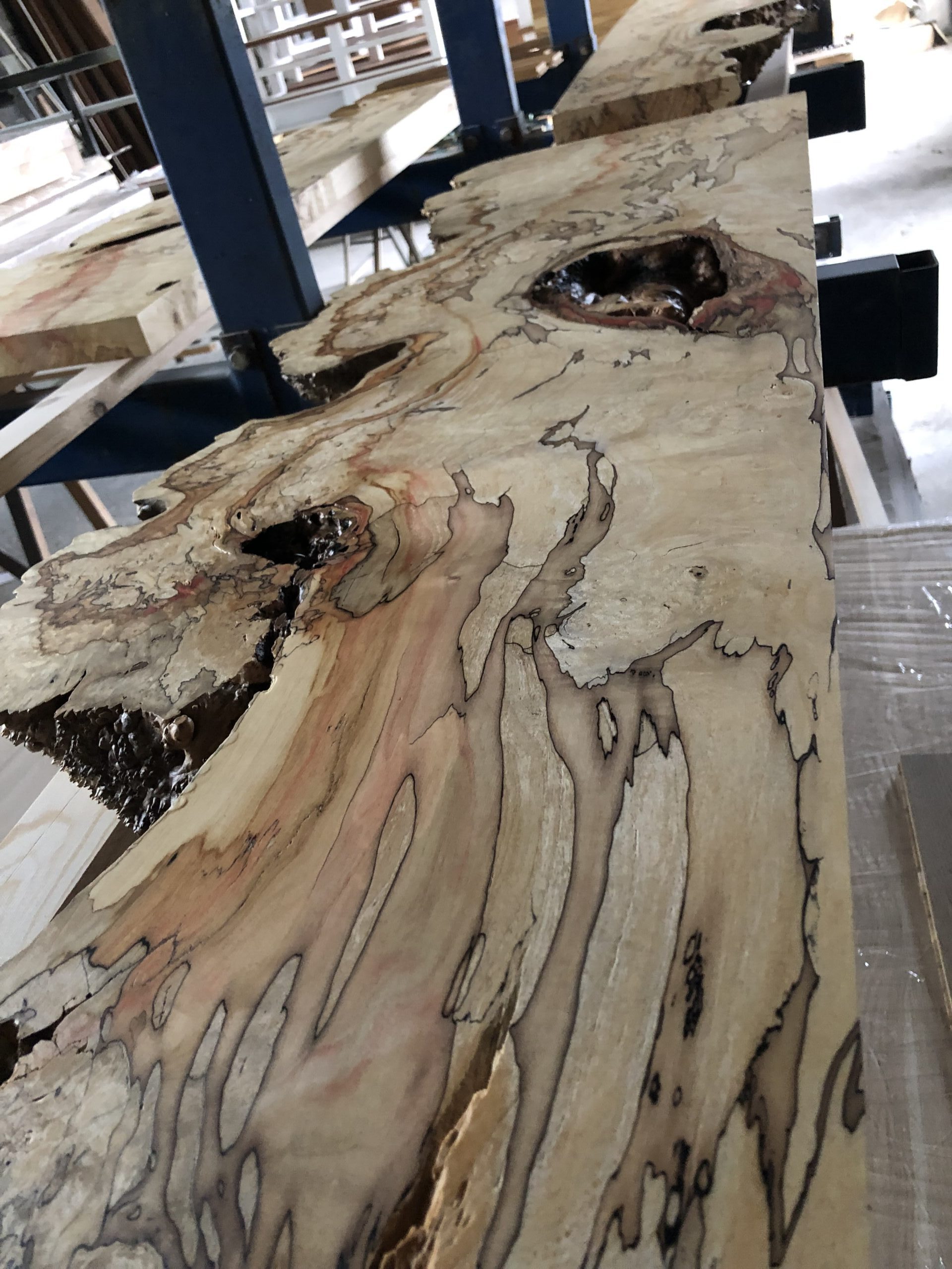 Tarcica sucha nieobrzynana – naturalne krawędzie drewna.