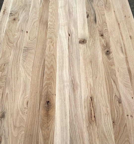 Blat dębowy naturalny – klasyczne drewno
