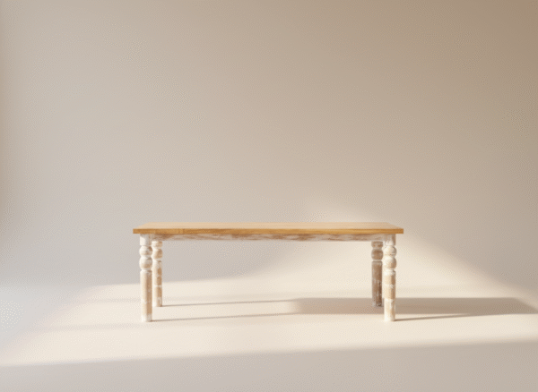 Stół BIRKUT – jasny dębowy blat i białe, toczone nogi, styl hamptons