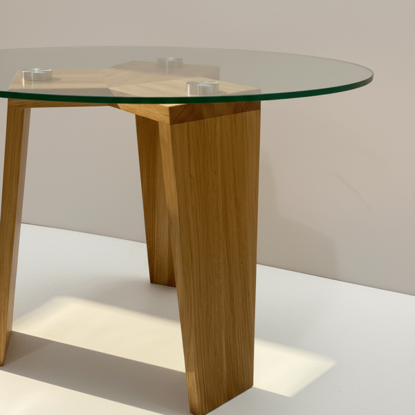 Stolik MUFLON – nowoczesny stolik designerski ze szklanym blatem i drewnianą podstawą