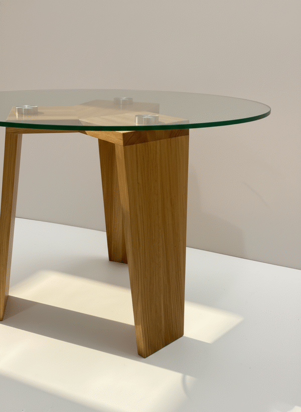 Stolik MUFLON – nowoczesny stolik designerski ze szklanym blatem i drewnianą podstawą
