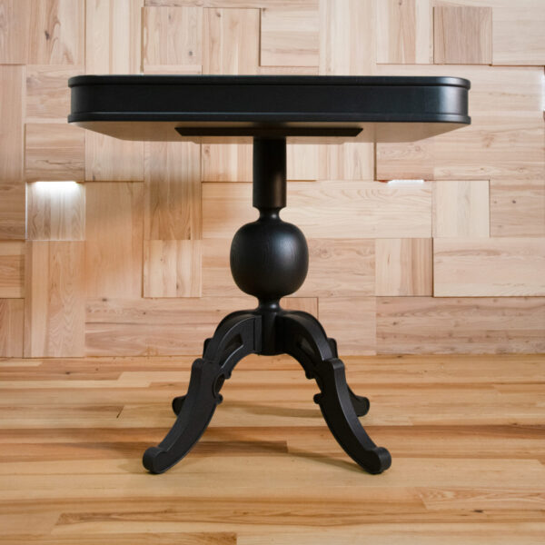 Stolik Cios – drewniany kwadratowy blat i efektowna noga zdobiona