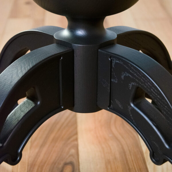 Cios – drewniany stolik kwadratowy, ozdobna rzeźbiona noga