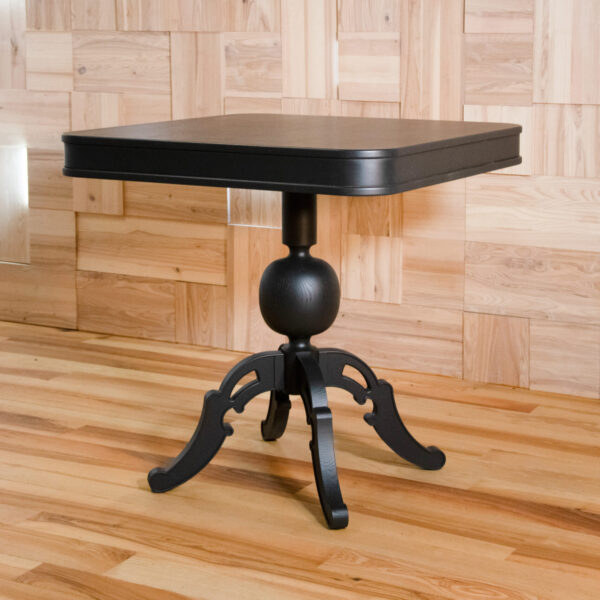 Cios – kwadratowy drewniany stolik z dekoracyjną nogą