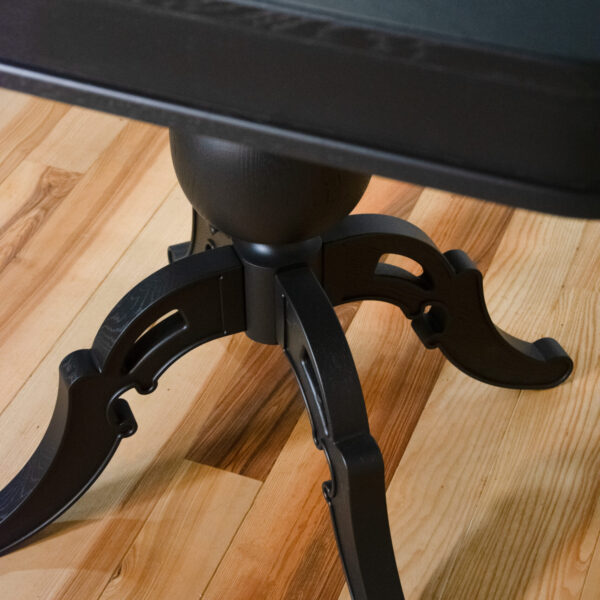 Stolik Cios – kwadratowy drewniany, noga zdobiona, styl nowoczesny