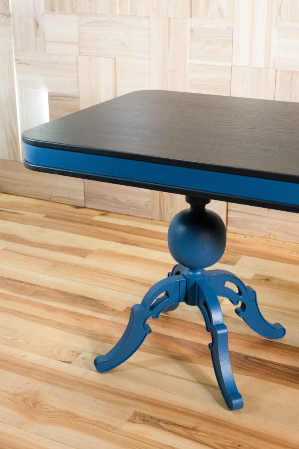 Stół Orlik – czarny drewniany blat, niebieskie rzeźbione nogi