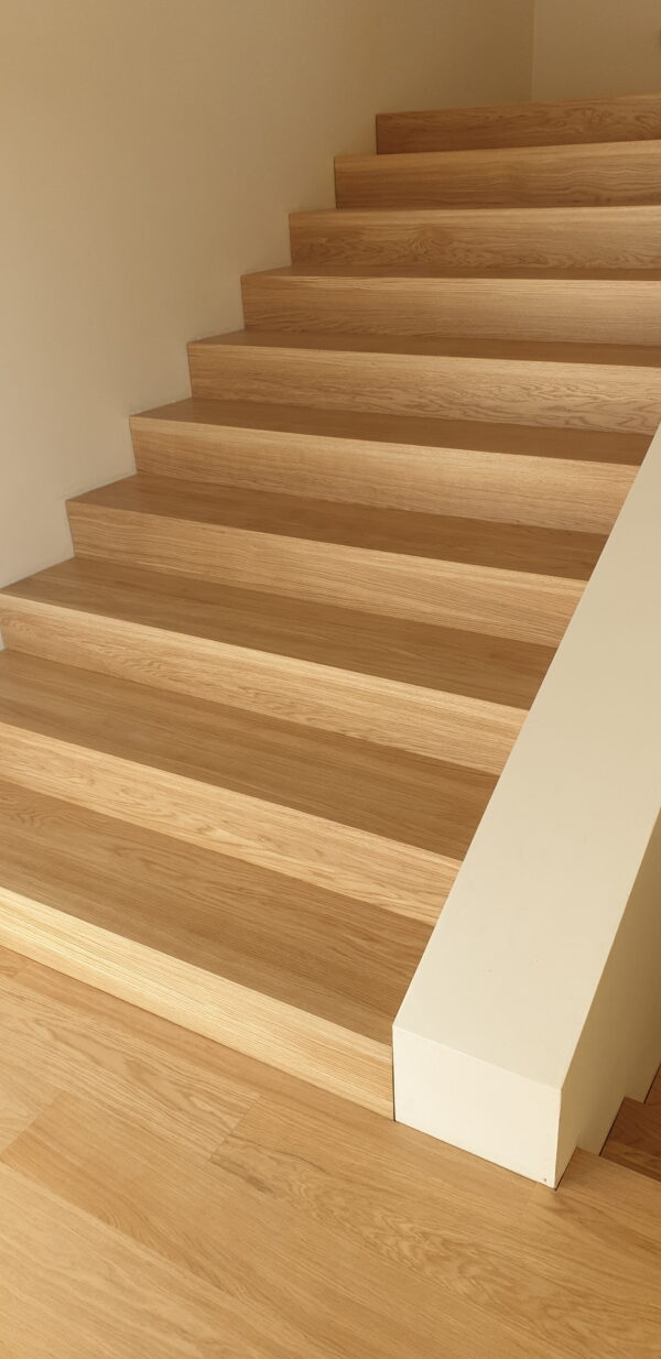Podstopnie dębowe na wymiar – frezowane, naturalne drewno do schodów