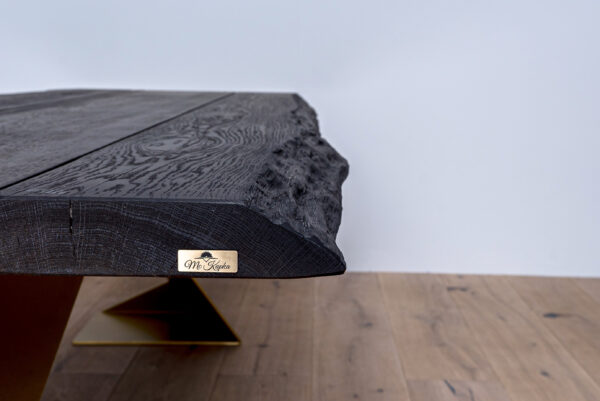 Gniewosz – elegancki stół z czarnym dębowym blatem i złotymi metalowymi nogami