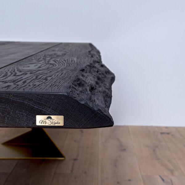 Gniewosz – elegancki stół z czarnym dębowym blatem i złotymi metalowymi nogami