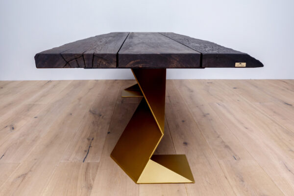 Stół Gniewosz – czarny szczotkowany dębowy blat i złote nowoczesne nogi