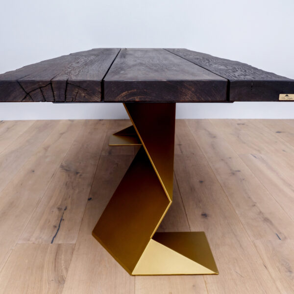 Stół Gniewosz – czarny szczotkowany dębowy blat i złote nowoczesne nogi