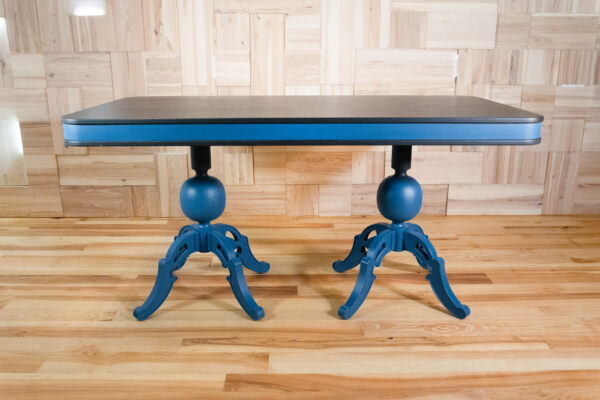 Stół Orlik – czarny drewniany blat i niebieskie artystycznie zdobione nogi