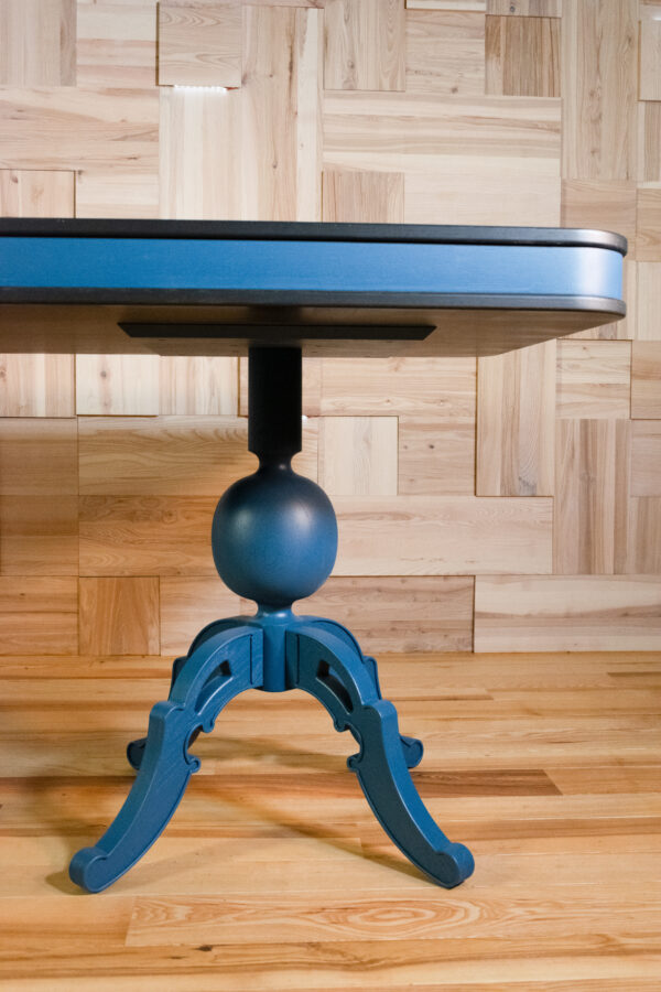 Stół Orlik – czarny designerski blat i ozdobne niebieskie nogi
