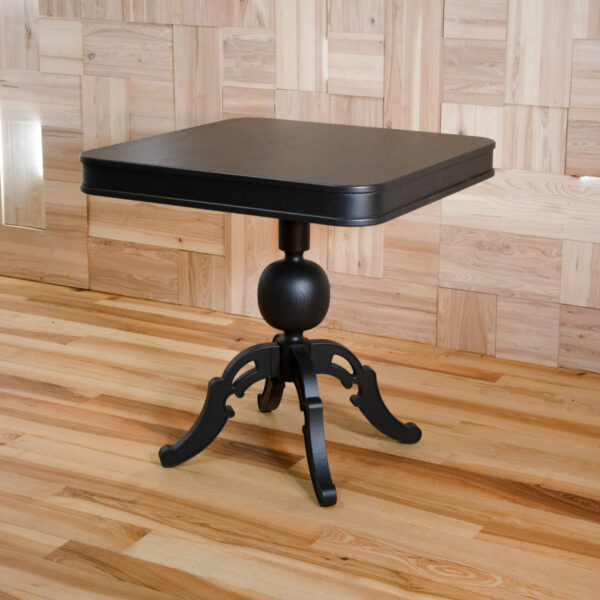 Stolik Cios – drewniany kwadratowy stolik ze zdobioną nogą