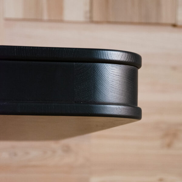 Cios – kwadratowy stolik z naturalnego drewna i ozdobną nogą