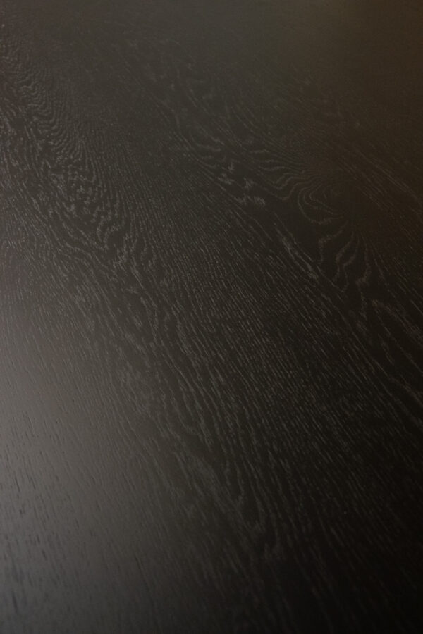 Stolik Cios – kwadratowy drewniany blat, noga ozdobna, styl dekoracyjny