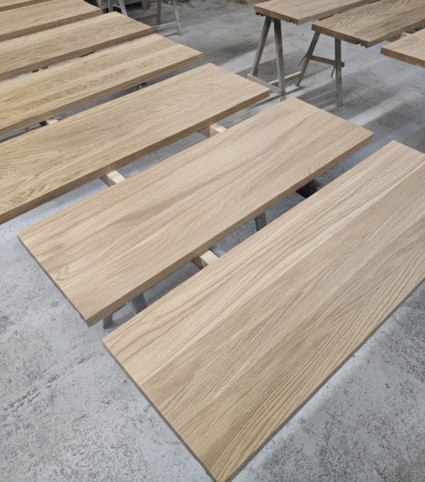 Stopnie schodowe z litego dębu – proste, klasyczne, drewniane